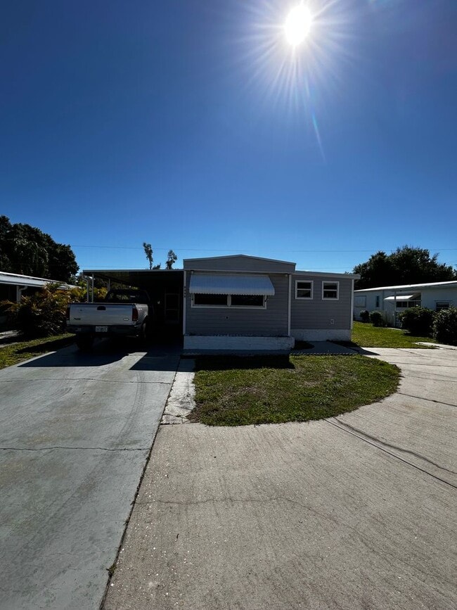 Building Photo - **FIRST MONTHS RENT FREE*** 2 Bedroom Home...