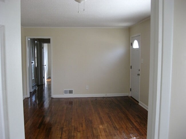 Building Photo - Cozy home