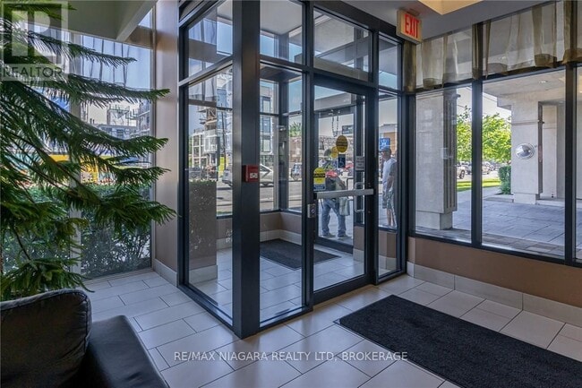 Photo du bâtiment - 872-872 Sheppard Ave W