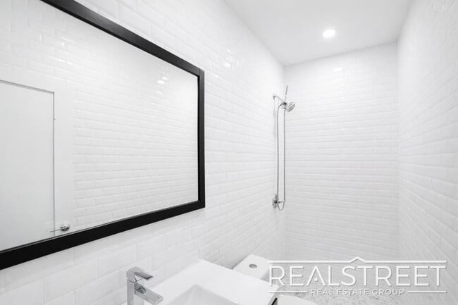 Building Photo - Stunning New 1 BED in North Crown Heights Brownstone