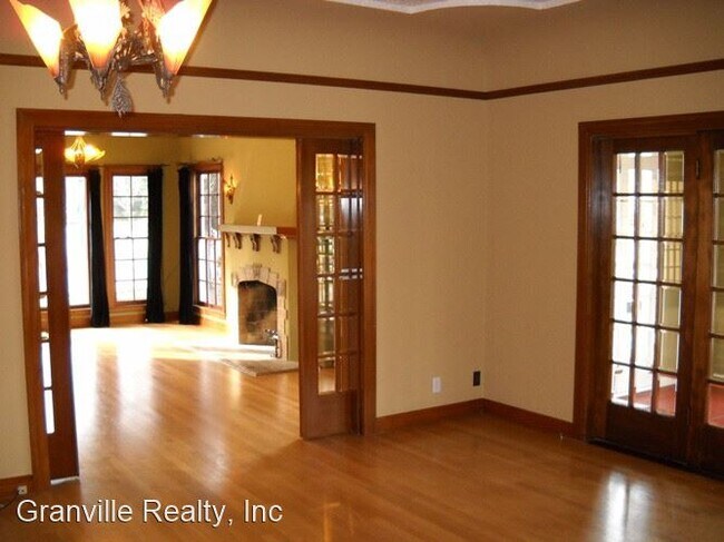 Foto del edificio - 3 br, 3 bath House - 2436 N. Van Ness
