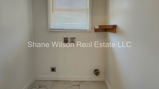 Building Photo - 1202 Greenwood Rd