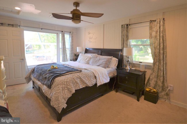 Foto del edificio - 6335 Hillcrest Pl