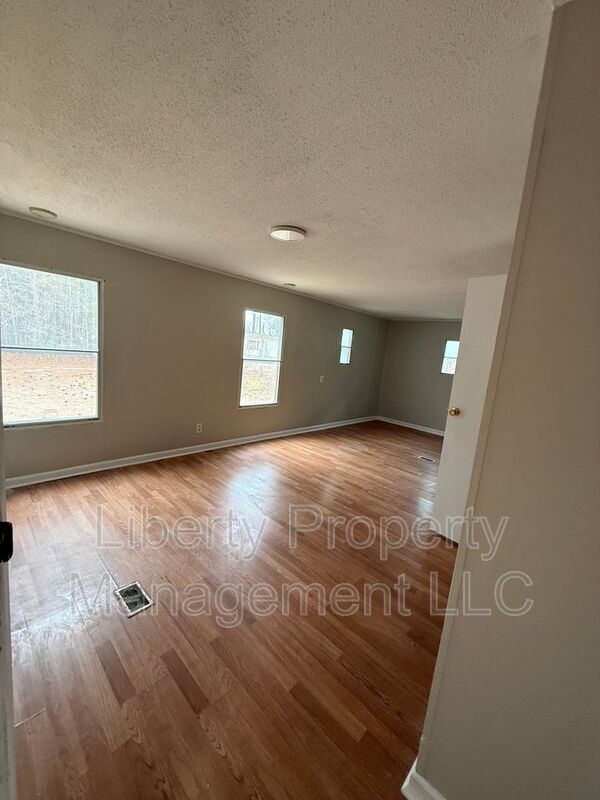 Foto del edificio - 134 Ed Thomas Rd