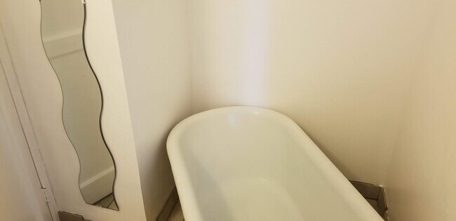 Clawfoot Tub - 13129 Hazel Ave