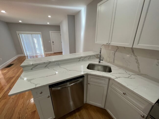 Photo - 372 Oxford St Apartment