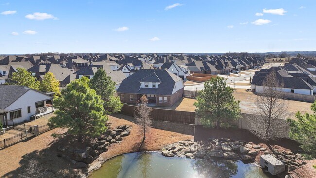 Foto del edificio - Stunner! This beautiful home features a spacious open floor plan with primary suite and private o...