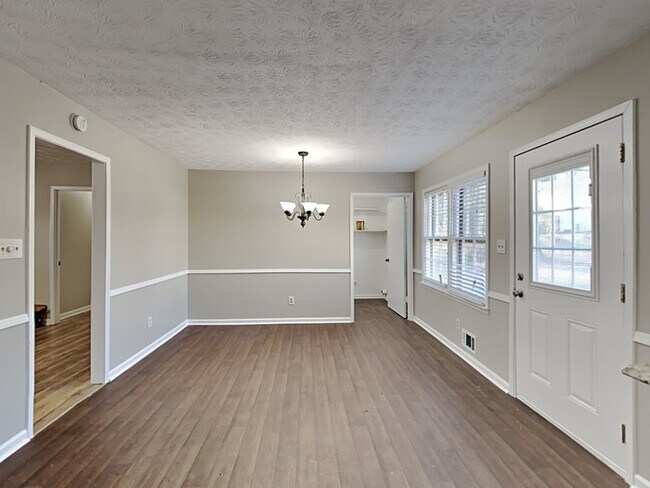 Building Photo - $1000 OFF!! Cozy 3 Bedroom home in Lawrenc...