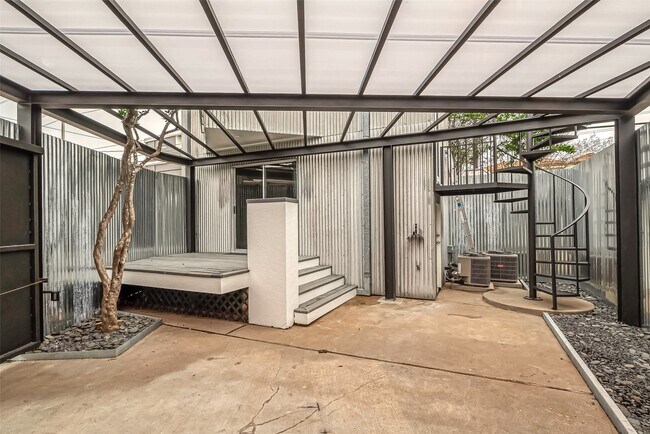 Building Photo - 2029 Dunlavy St