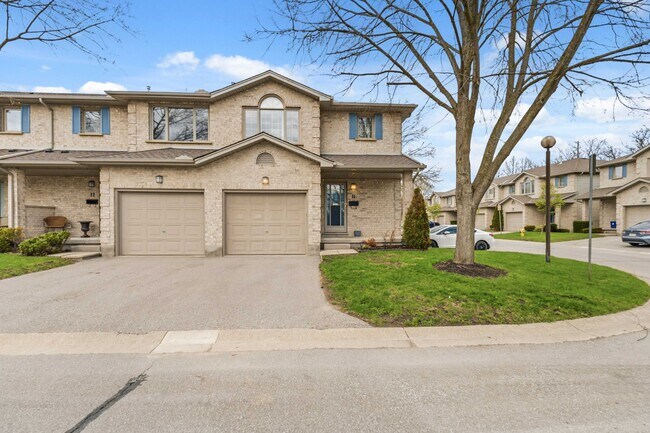 Building Photo - Gorgeous 3 Bedroom TOWNHOME in North East London!