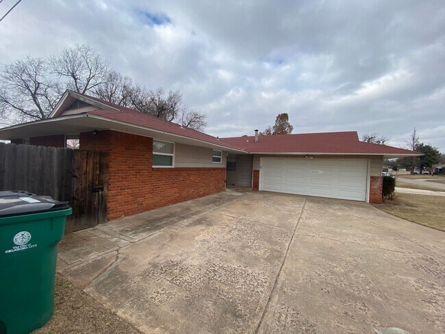 Foto del edificio - 3 bedroom 2 bath with extra storage!