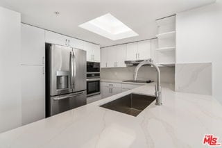 Building Photo - 13700 Marina Pointe Dr