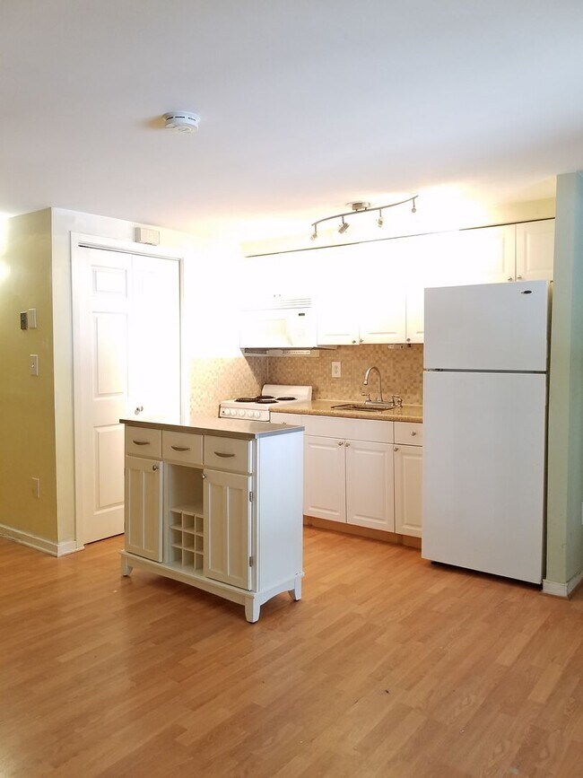 Foto del edificio - Adorable  second level Studio Condo available mid September!
