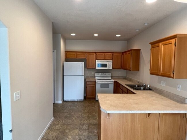 Foto del edificio - 3 BEDROOM TOWNHOME/ FENCED YARD/ ATTACHED GARAGE