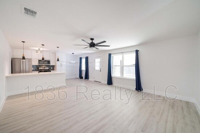 Foto del edificio - 6107 Wing Feather Dr