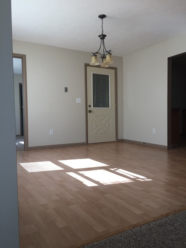 1311 1st Ave S Unit UpperapartmentB, Escanaba, MI 49829 Apartments in