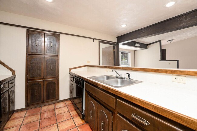 Building Photo - Clean and Spacious Duplex