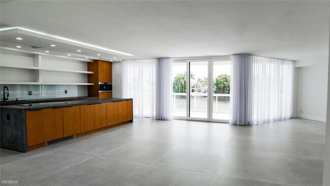 Building Photo - 3 br, 3 bath Townhome - 20191 E Country Cl...