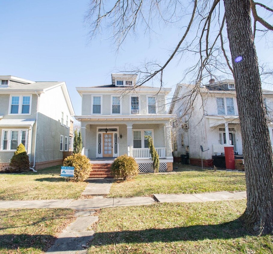 Primary Photo - Spacious 4 Bed / 1.5 Bath home with large ...