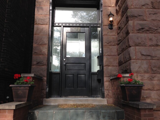 Foto del edificio - 827 N Damen Ave