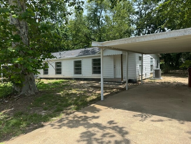 Building Photo - 560 Athens St