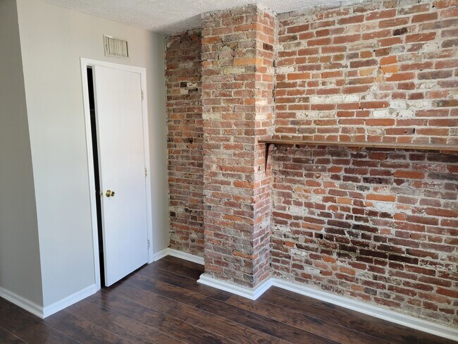 Building Photo - 2045 Moravian St