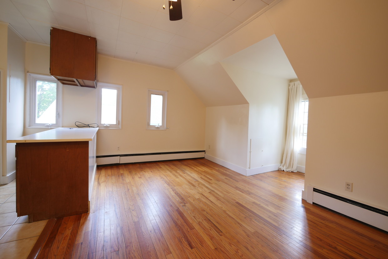 West view living room - 723 W South St