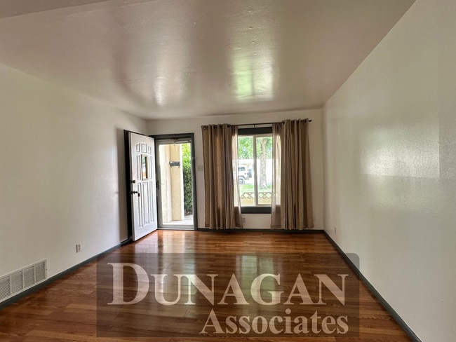 Building Photo - Spacious Pet Friendly, 3 bed/1 bath with Den.