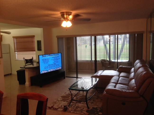 Living room with view of Golf corse - 263 Capri F