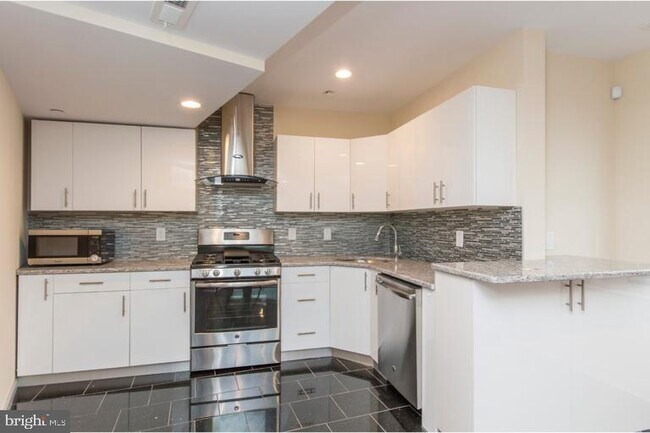 Foto del edificio - 225-29 W Girard Ave