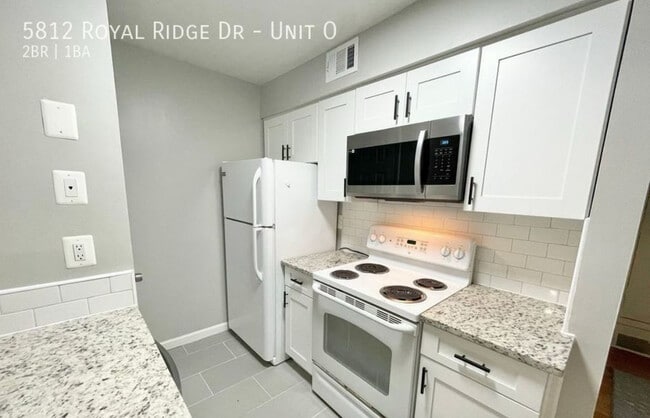 Foto del edificio - 5812 Royal Ridge Dr