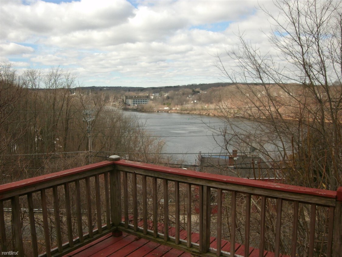 25 Rogers Ave, Norwich, CT 06360 Condo for Rent in Norwich, CT