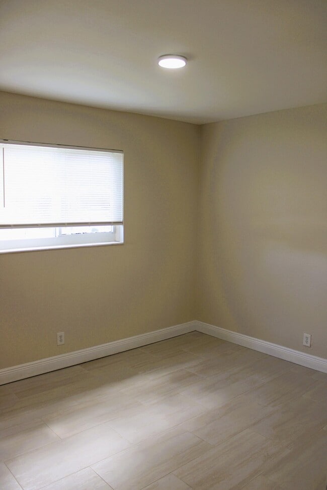 Building Photo - 3231 SW 23rd Ct