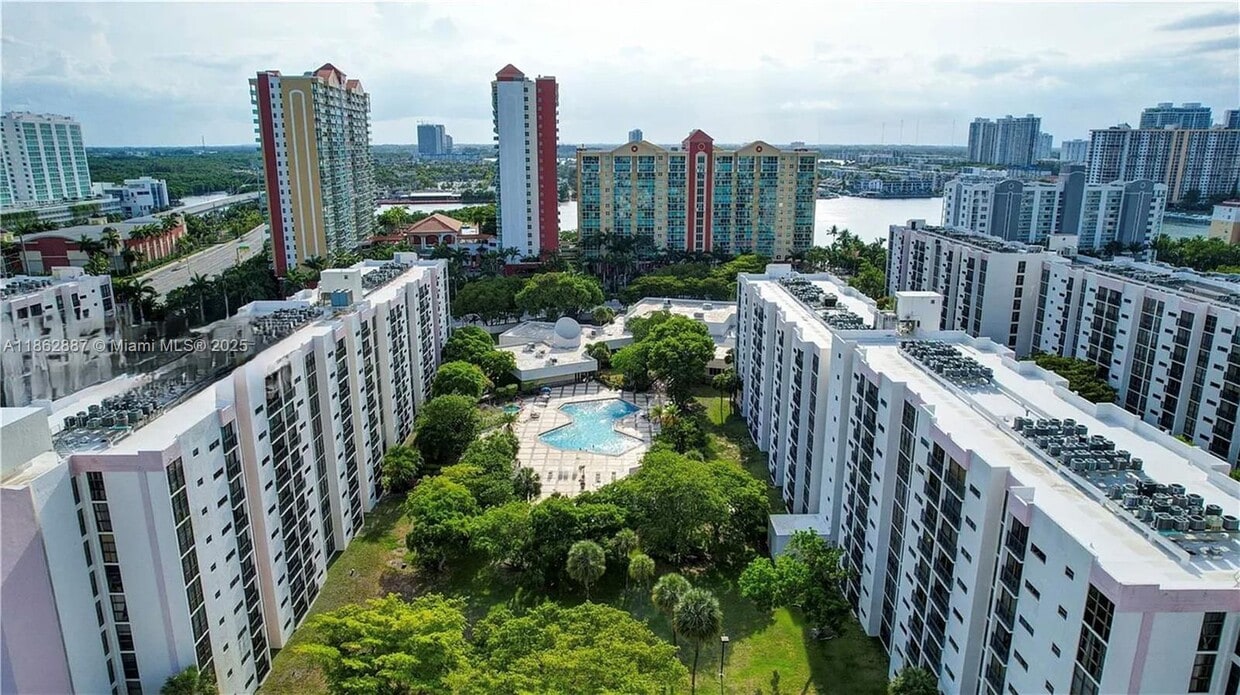 Foto principal - 17021 N Bay Rd