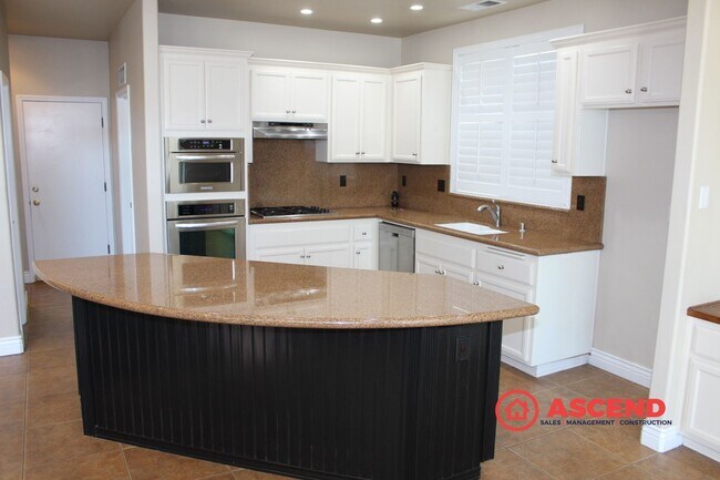 Foto del edificio - Beautiful 4 Bed / 2 Bath Home in Desirable Seven Oaks Community!