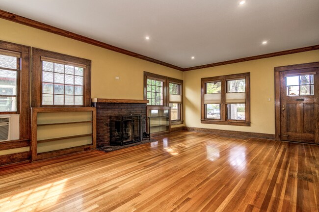 Building Photo - 1129 N Corona St
