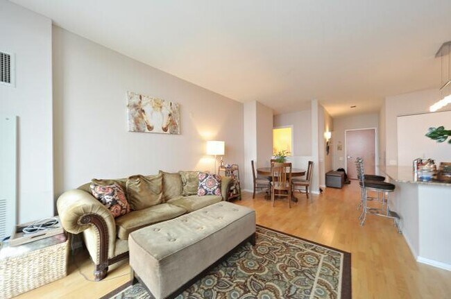 Building Photo - 210 S Desplaines St