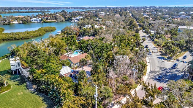 Foto del edificio - ALL THE CHARM! - Siesta Key 1+ acre on the Bay - 3 bed/ 2 bath pool home