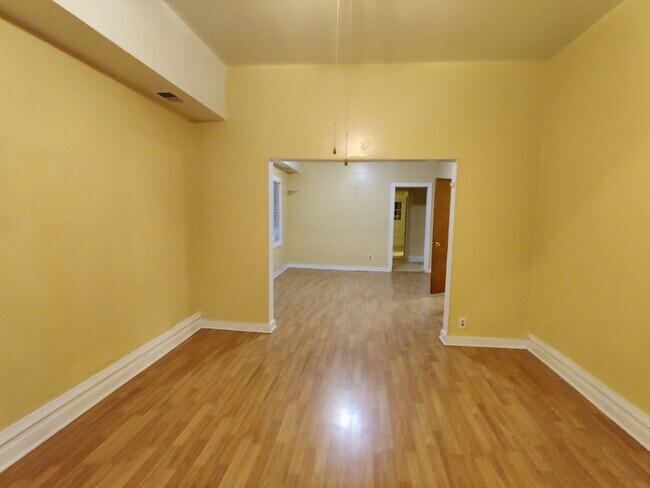 Building Photo - 3046 W Fletcher St