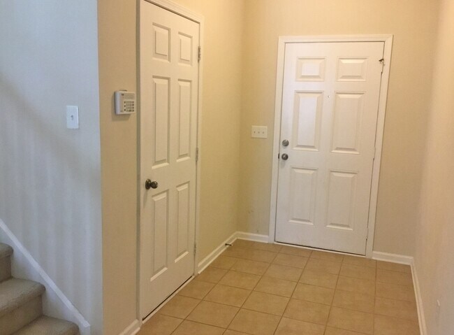 Foto del edificio - End Unit Townhome with Tons of Extra Storage!