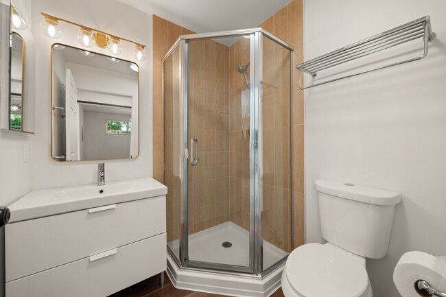 Foto del edificio - 5136 Hillcrest Dr