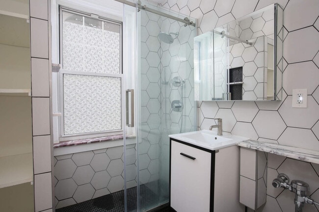 Building Photo - 114 Riverway