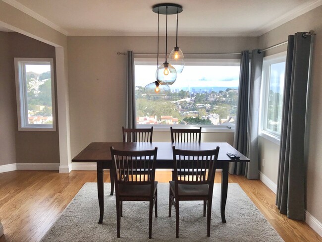 Building Photo - Modern 3BR+Den / 2BA Home W/Indoor & Outdo...