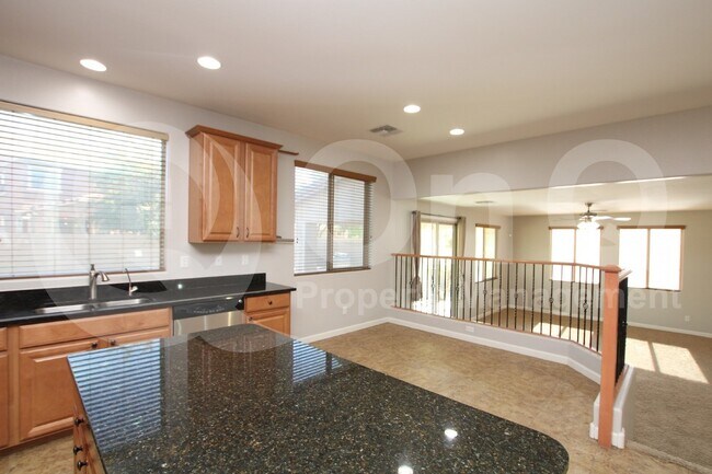 Foto del edificio - 1161 E Furness Dr