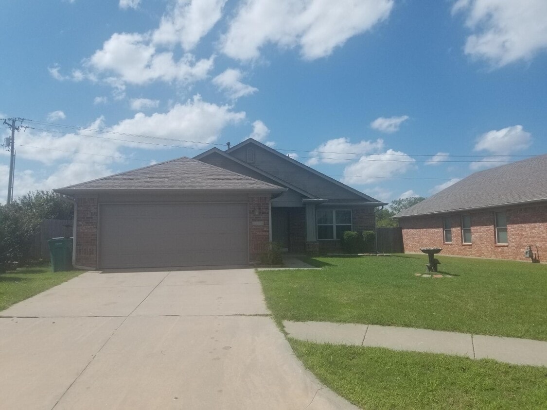 Primary Photo - Beautiful 3 bedroom home near SW 104th and...