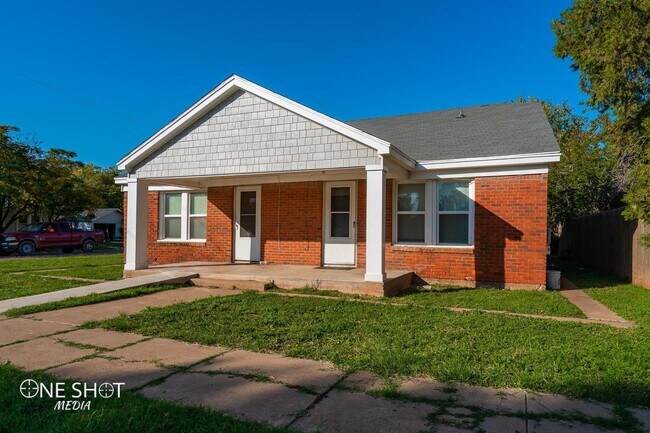Foto del edificio - 2742 Russell Ave