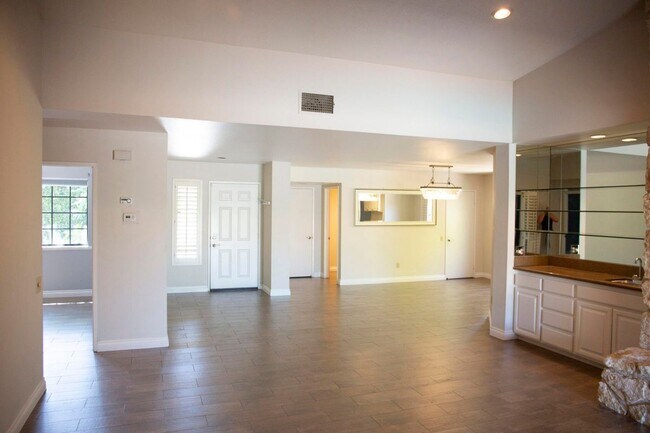 Building Photo - 40588 Clover Ln
