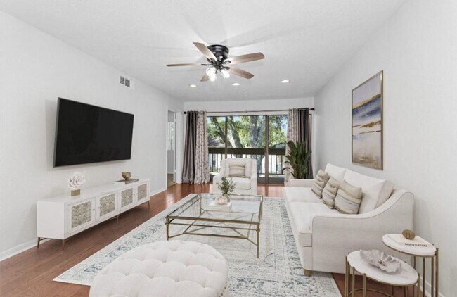 Foto del edificio - 12100 Melville Dr