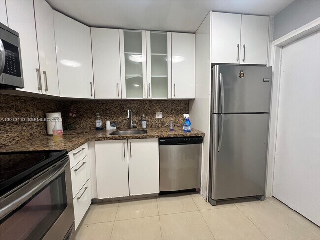 Building Photo - 1801 S Ocean Dr