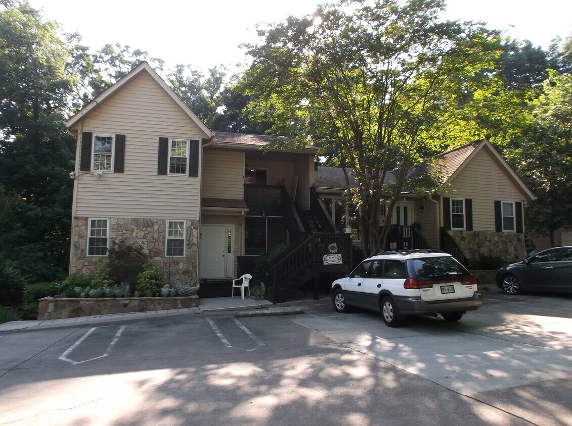 Ground level unit w/parking at door. - 4195 N Shallowford Rd